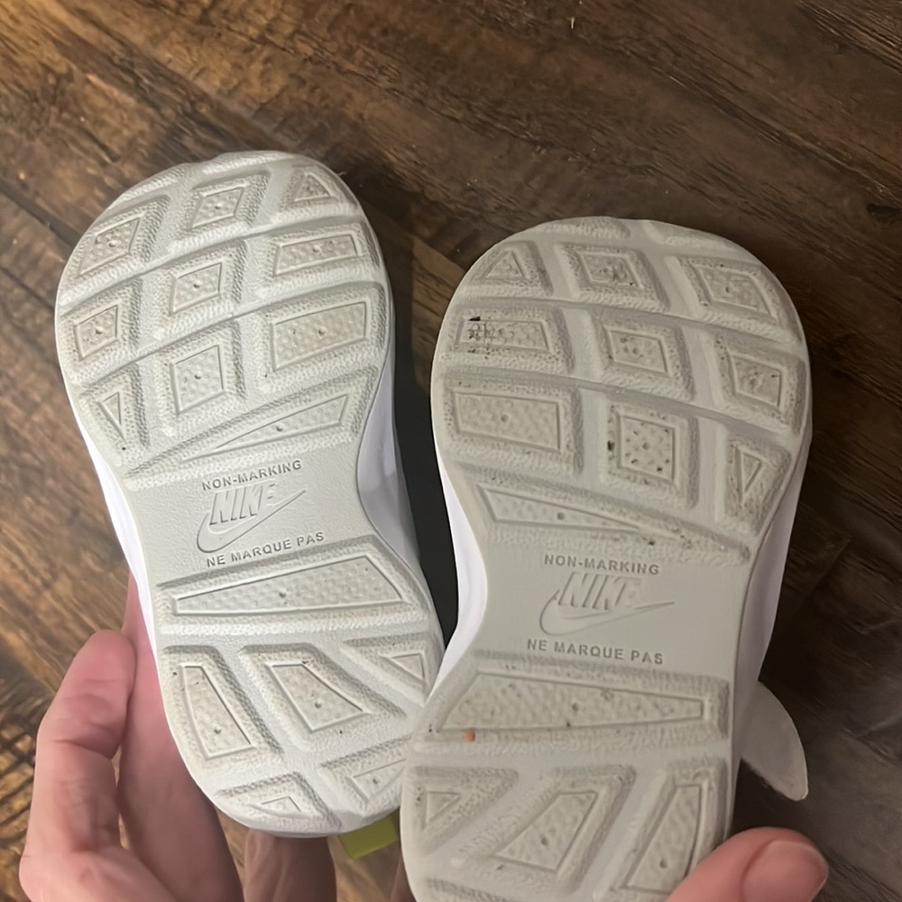 Baby Nike Velcro strap shoe - Picture 3 of 4